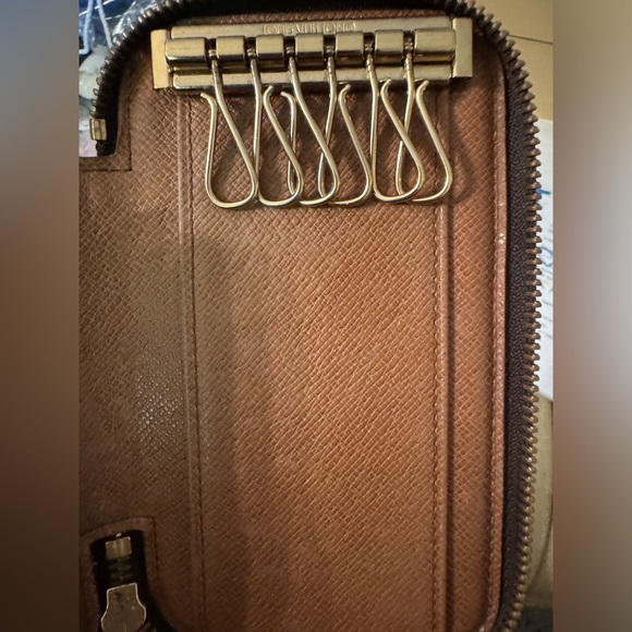AUTHENTIC Louis Vuitton Monogram Key Cles Case with all 6 hooks present - Picture 2 of 11